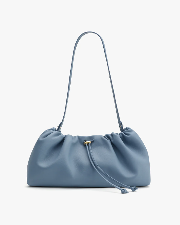 Unterarm‑Schultertasche aus weichem hellblauem Leder mit Schnürzug und geraffter Optik